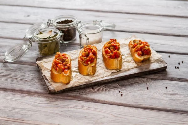 Tostadas a la parrilla con verduras . — Foto de Stock