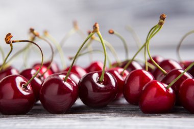 Çok koyu kırmızı kiraz.