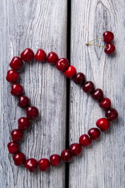 Kırmızı Kiraz yapılan kalp.