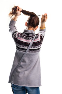 Bayan saç bağlıyor.