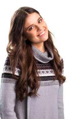 Beyaz arka plan üzerinde gülümseyen kadın.