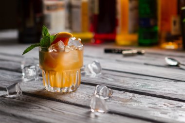 portakal suyu ile cam.