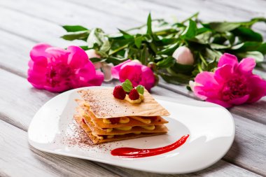 tatlı bir plaka üzerinde.