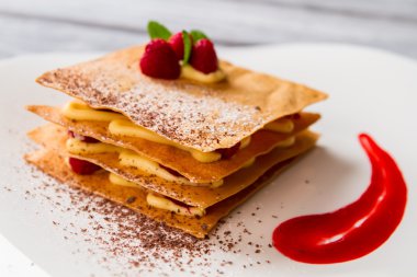 Tatlı çikolata kırıntıları ile.