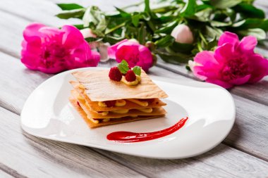 Beyaz toz kurabiye üzerinde düşüyor.