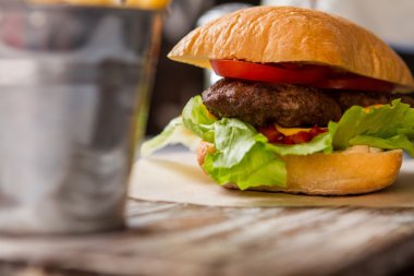 Burger domates dilimleri ile.