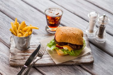Burger patates kızartması ve kola.
