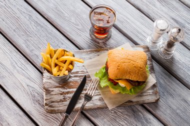 Hamburger ve bardak kola.