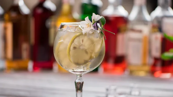 Cocktail avec glace dans un verre à vin . — Photo