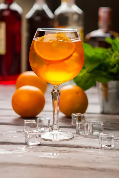 Verre à vin avec boisson orange . — Photo