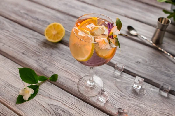 Beverage with lemon in glass. — Stock Photo, Image