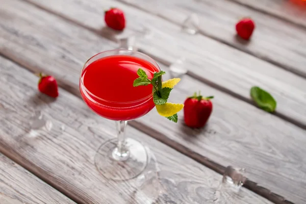 Bright red drink in glass. — Stock Photo, Image