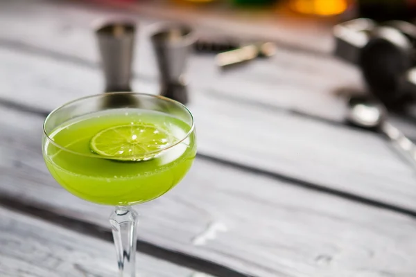 Зеленый напиток в стекле . — стоковое фото