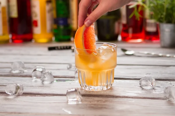 Boisson orange en verre . — Photo