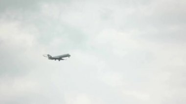 uçağın içinde bulutlu gökyüzü.