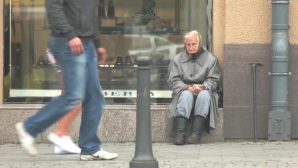Mujer vieja en la calle llena de gente . — Vídeos de Stock