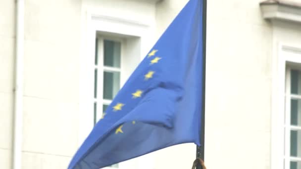 Wind waait op Eu-vlag. — Stockvideo
