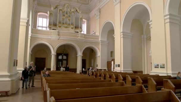 Menschen in einer Kirche. — Stockvideo