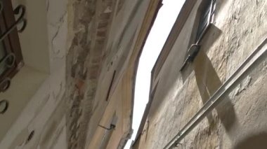 Yaşlı duvarlar ve windows.