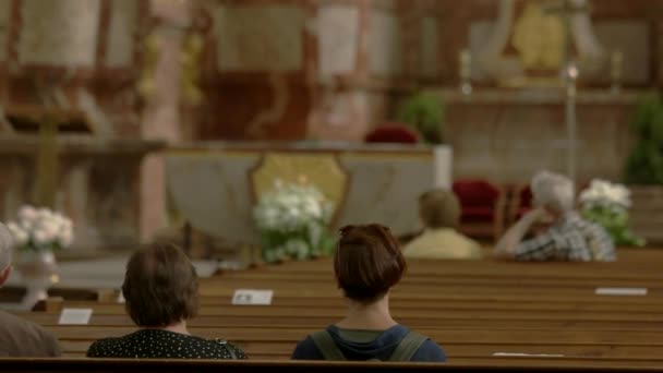 Menschen sitzen in der Kirche. — Stockvideo