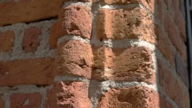 Eski tuğla kırmızı renk.