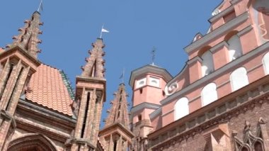 Bayrakları ile katedral kule.