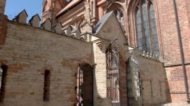 Katedral kapıları.