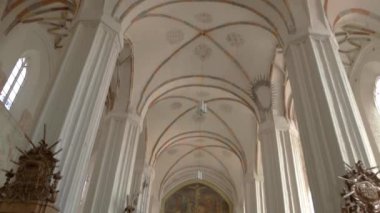 Banklar boş kilisede.