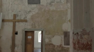 Açılan kapı ve çapraz.