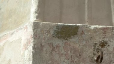 Eski ve kirli duvar.