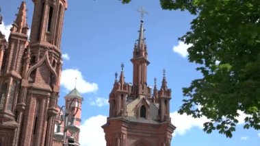 Gökyüzü arka plan üzerinde kırmızı kilise.