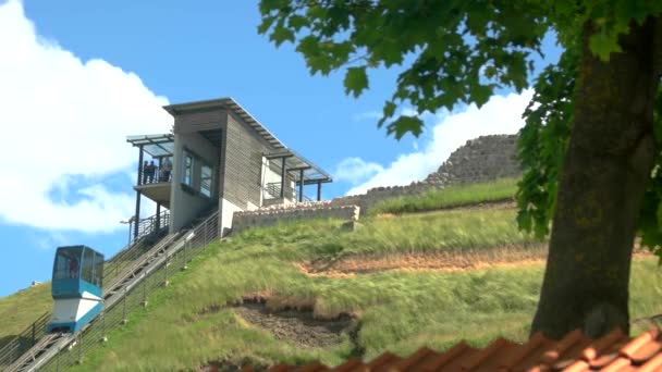 Funicular moving up the hill. — Stock Video