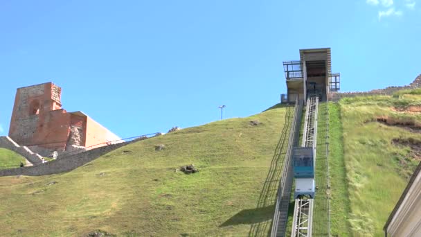 Funicular se mueve por la colina . — Vídeos de Stock