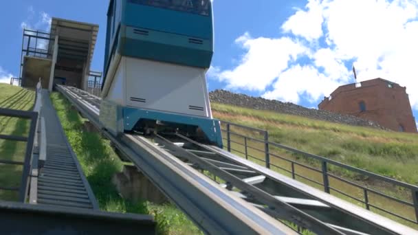 Seilbahn steigt rasant an. — Stockvideo