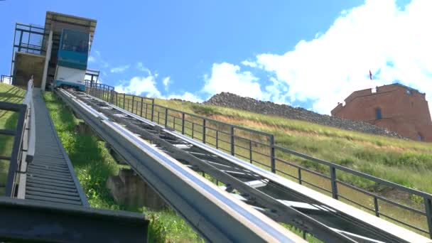 Funiculaire descend la colline . — Video