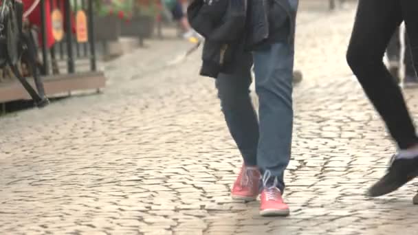 Jambes des personnes qui marchent — Video