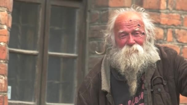 Old homeless man. — Stock Video