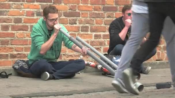 Человек играет на PVC трубе . — стоковое видео