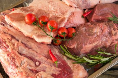 Çiğ et ve domates.