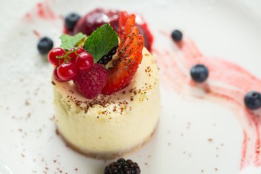 Küçük kek çikolata kırıntıları ile.