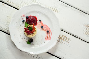 Küçük kek çilek ile.