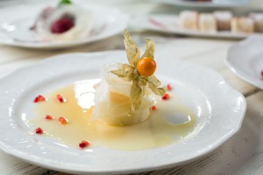 Bir plaka üzerinde küçük pasta.