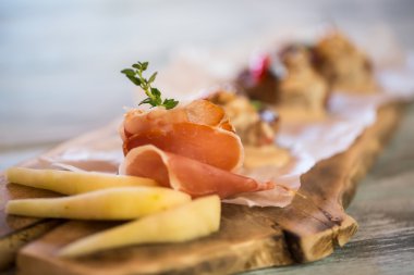 Pastırma dilimlerini ve yeşil ot.