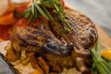 Pişmiş et ve bitki.