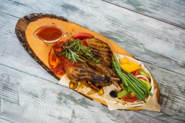 Pişmiş et kırmızı sos ile.