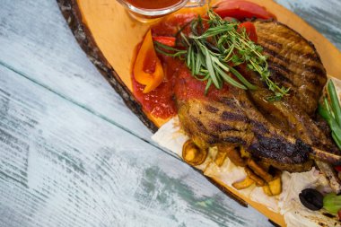 Pişmiş et ve otlar.