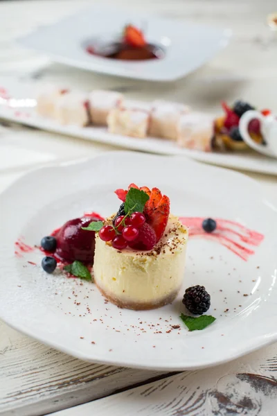 Kleiner Kuchen mit Minzblatt. — Stockfoto