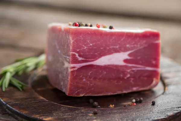 Carne cruda y pimienta entera . — Foto de Stock