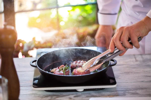 Maşa ile el et dokunur.