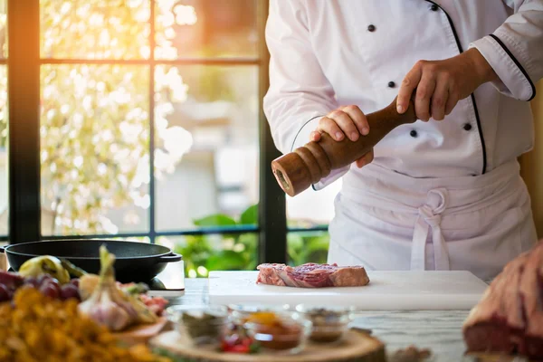 Manos de hombre con dispensador de pimienta . — Foto de Stock